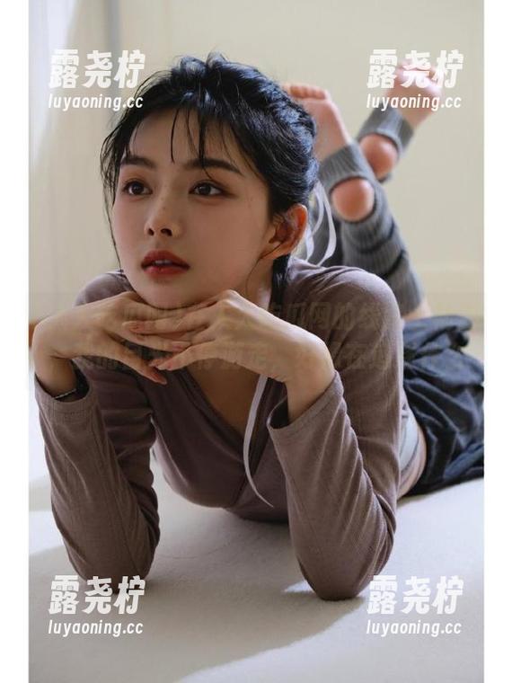 在人人吃瓜网的线路上畅游，我的目光不停游走，好像在追逐什么-露尧柠
