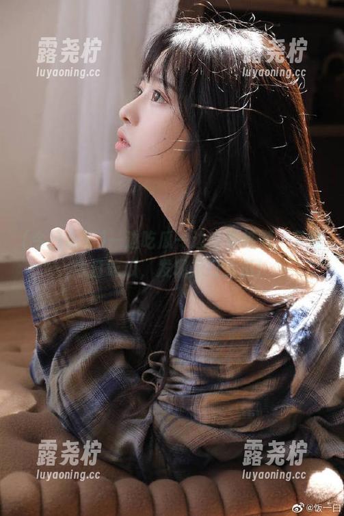 一边吃瓜一边感受热潮，下载今日吃瓜，发现热门大瓜！-露尧柠