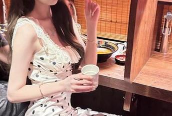 www.51cg.fun吃瓜网最新揭秘：居然有人把食谱和爱情故事结合了，脑洞好大！