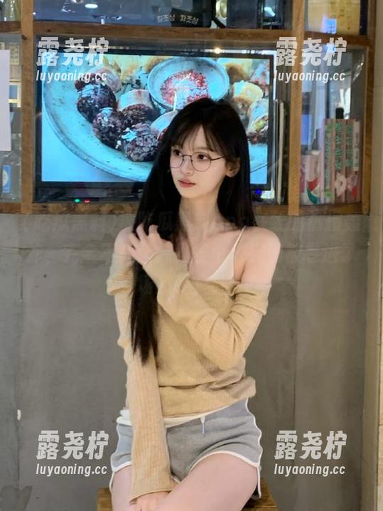 被吃瓜黑料app在线的热搜轰炸，完全不知所措，整个人宛如被卷进了一场超现实战斗！-露尧柠