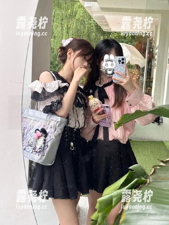 “明星黑料”网站，一不小心就把八卦当成真实地址了，哈哈！-露尧柠