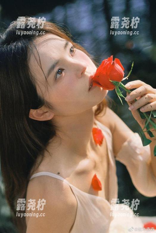 海角吃瓜苹果版：黑料乒乒乓乓，吃瓜群众能不能别忙！-露尧柠