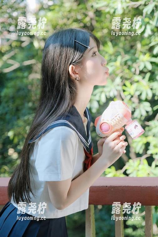 黑料不打烊万里长征app，八卦不停歇，瓜田里冒个水！你看到了吗？-露尧柠