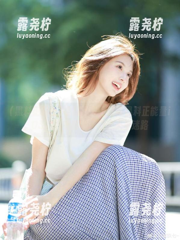 坐在沙发上盯着黑料正能量iOS，心中默念：别让人生迷路-露尧柠