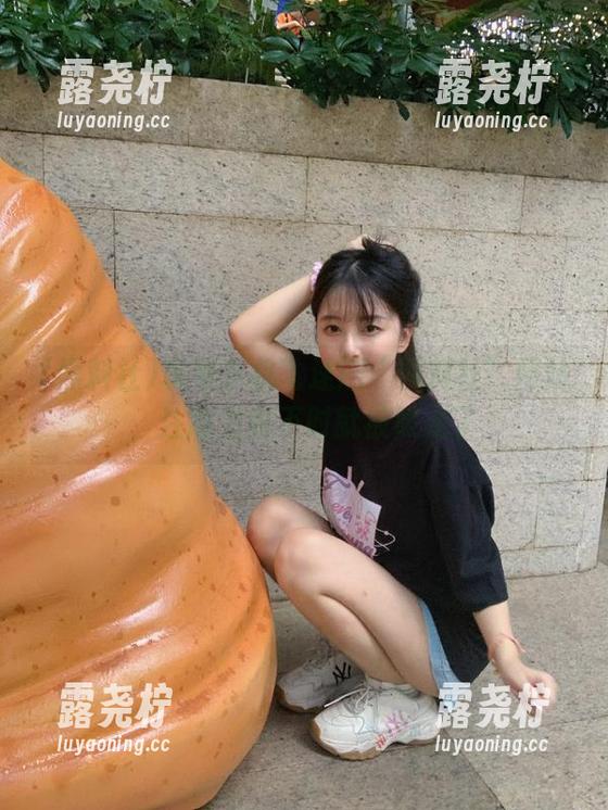 拿着手机飞速刷“黑料社”网站，注意力时不时就被吸走了-露尧柠