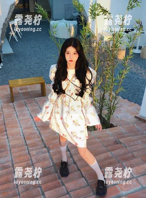 刷黑料网首页视频，吃瓜不仅指嘴，还指眼睛！可以来个套餐？-露尧柠