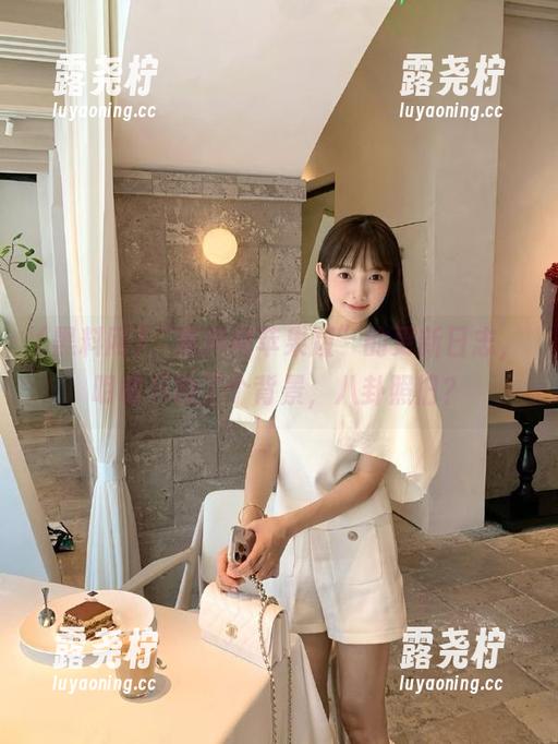 “黑料网苹果版”的更新日志，明明只换了个背景，八卦照旧？-露尧柠